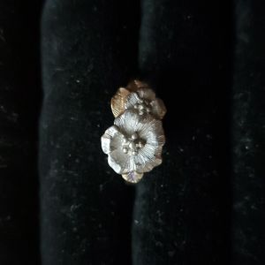 Avon goltone/silvertone flower ring